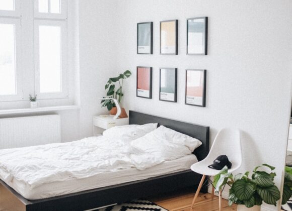 Elegancja i trwałość: Dlaczego warto wybrać łóżka dębowe do sypialni? black platform bed with white mattress inside bedroom