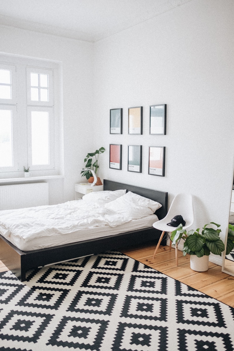 Elegancja i trwałość: Dlaczego warto wybrać łóżka dębowe do sypialni? black platform bed with white mattress inside bedroom