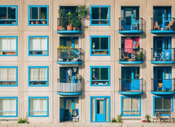 Jakie okna aluminiowe wybrać? Kluczowe parametry, koszty i dopasowanie do budynku apartments, architecture, balconies, building, facade, house, windows, exterior, building exterior, apartment complex, glass windows, apartments, building, building, house, house, house, house, house
