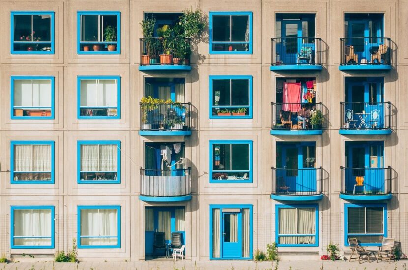 Jakie okna aluminiowe wybrać? Kluczowe parametry, koszty i dopasowanie do budynku apartments, architecture, balconies, building, facade, house, windows, exterior, building exterior, apartment complex, glass windows, apartments, building, building, house, house, house, house, house